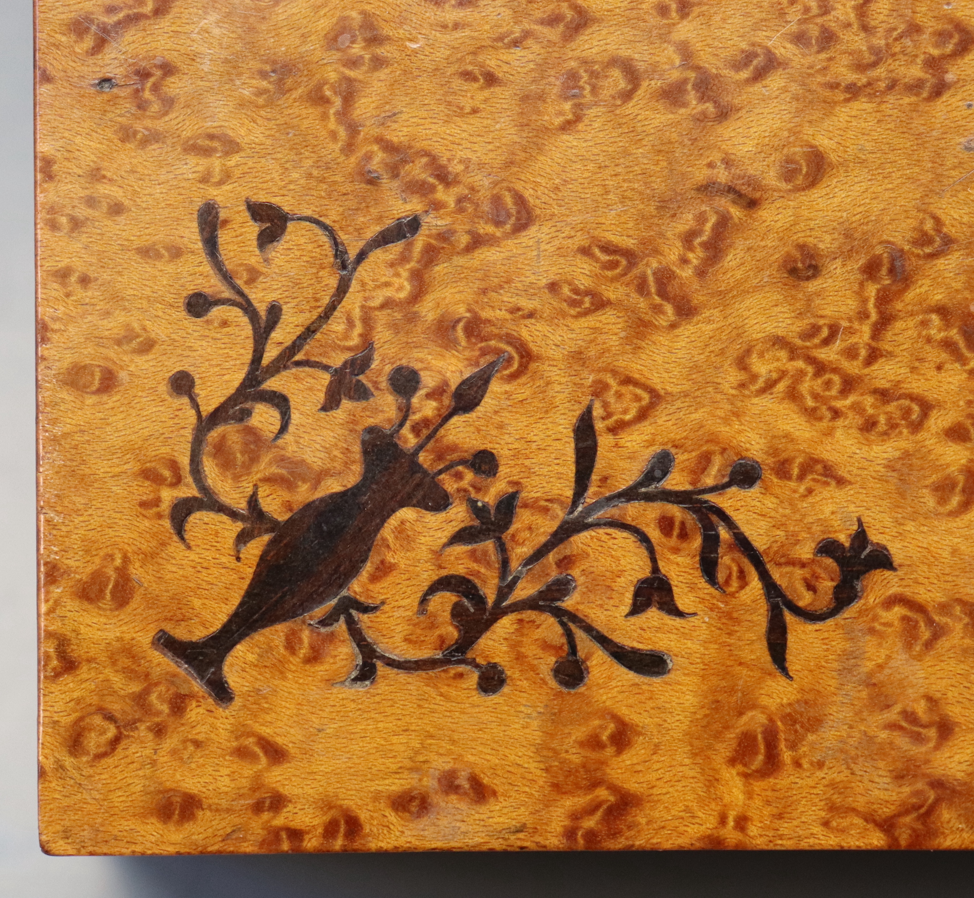 Godfroy Mehrklappenfloete 1820 Detail Intarsien im Etui